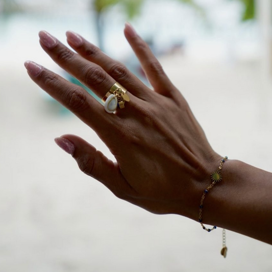 "Je suis totalement fan, encore une fois! 💖 Ma bague que j'ai crée est 100% moi — j’ai choisi mes charmes pour completer le set que j'avais, et le résultat est juste parfait."  ✧ Clothilde